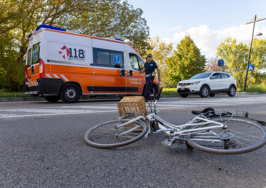 Ferrara. Ciclista diciassettenne investita mentre attraversa la strada: grave