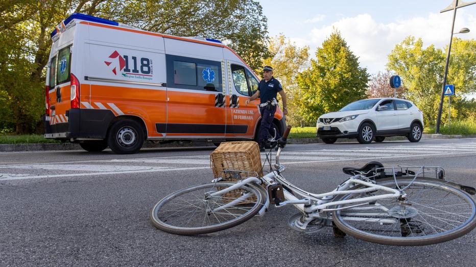Ferrara. Ciclista diciassettenne investita mentre attraversa la strada: grave