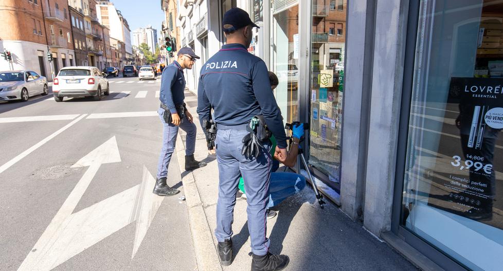 Ferrara. Tre colpi in poche ore del ladro acrobata: in piena notte ruba soldi e spacca tutto