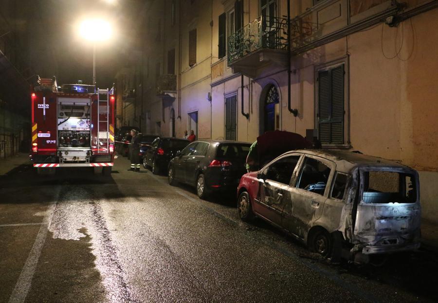 
	L'auto distrutta e i vigili del fuoco in azione

