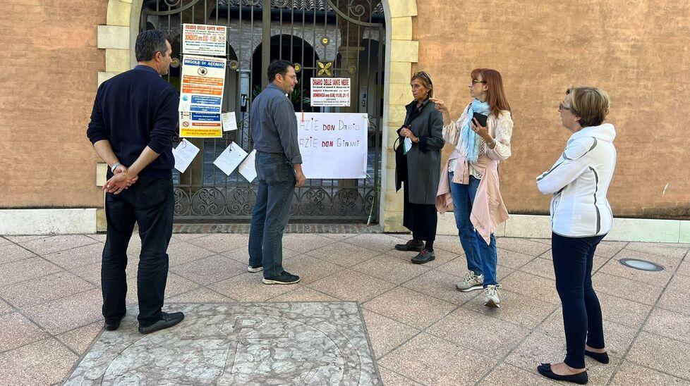 Modena Senza parroci e con i cancelli della chiesa chiusi con il lucchetto. La strana giornata in San Benedetto 