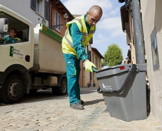 Modena, raccolta rifiuti nelle zone artigianali: i cassonetti restano per l’inizio del porta a porta 
