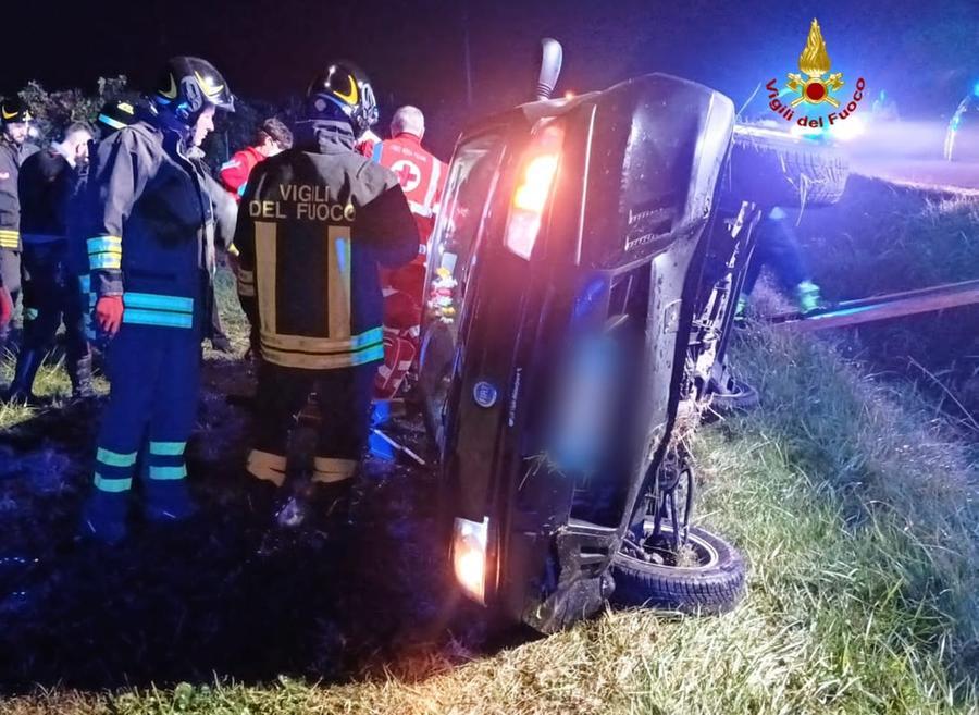 Correggio, l’auto esce di strada muore 21enne