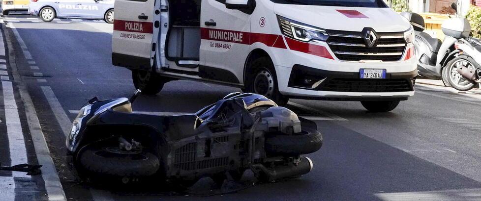 Viareggio, scontro auto-scooter all’incrocio: grave il gestore del panificio in Darsena&nbsp; 