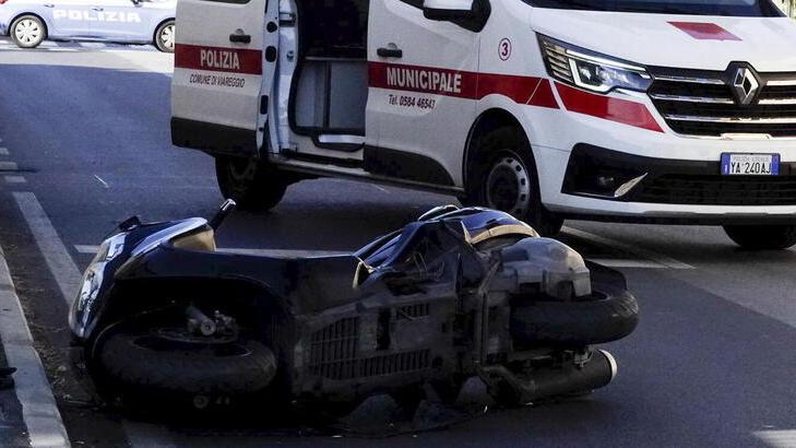 Viareggio, scontro auto-scooter all’incrocio: grave il gestore del panificio in Darsena 