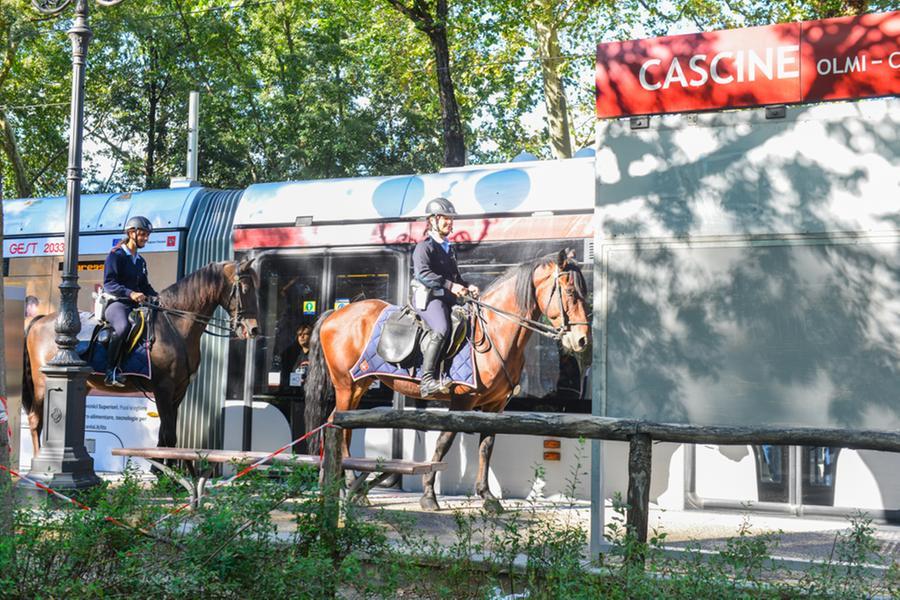 Agenti a cavallo alla tramvia, pattuglie anti spaccio nel parco: Cascine sorvegliate speciali 