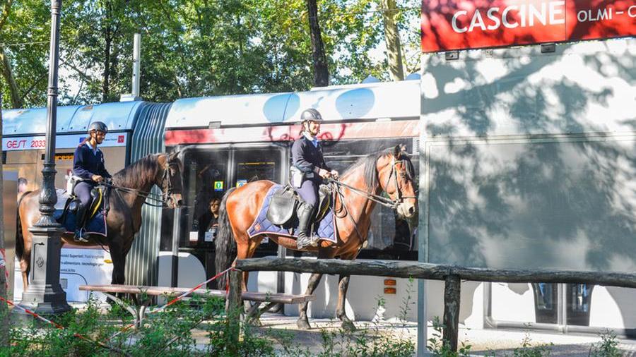 Agenti a cavallo alla tramvia, pattuglie anti spaccio nel parco: Cascine sorvegliate speciali