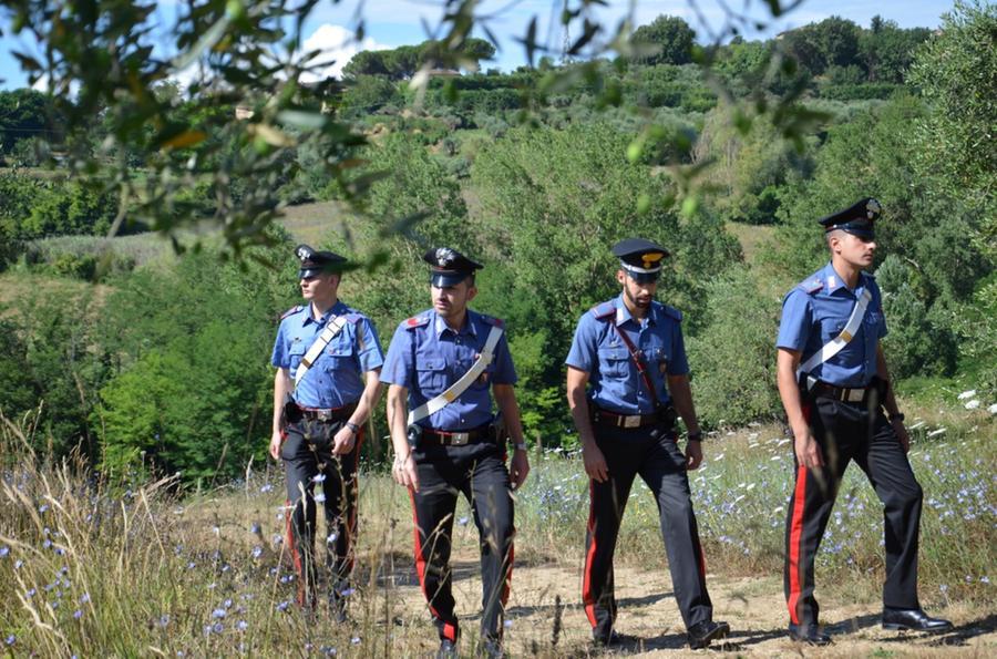 
	I carabinieri nei pressi dell'azienda agricola che impiegava manodopera non contrattualizzata

