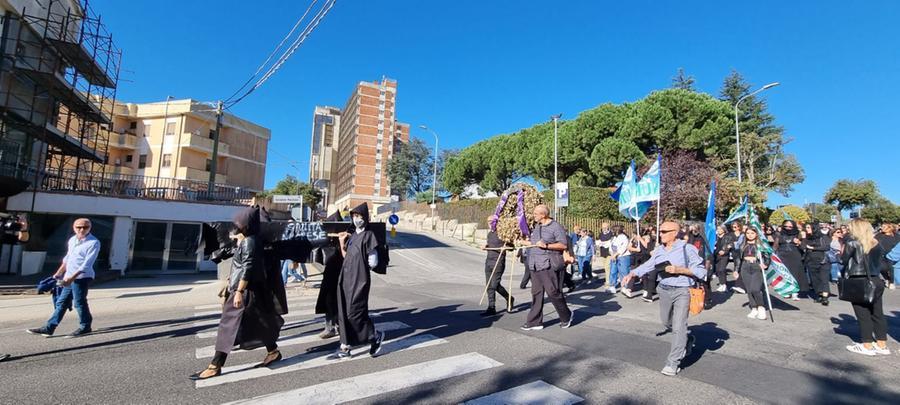 
	La manifestazione a Nuoro per avere collegamenti ferroviari e una sanit&agrave; funzionante <em>(foto Massimo Locci)</em>

