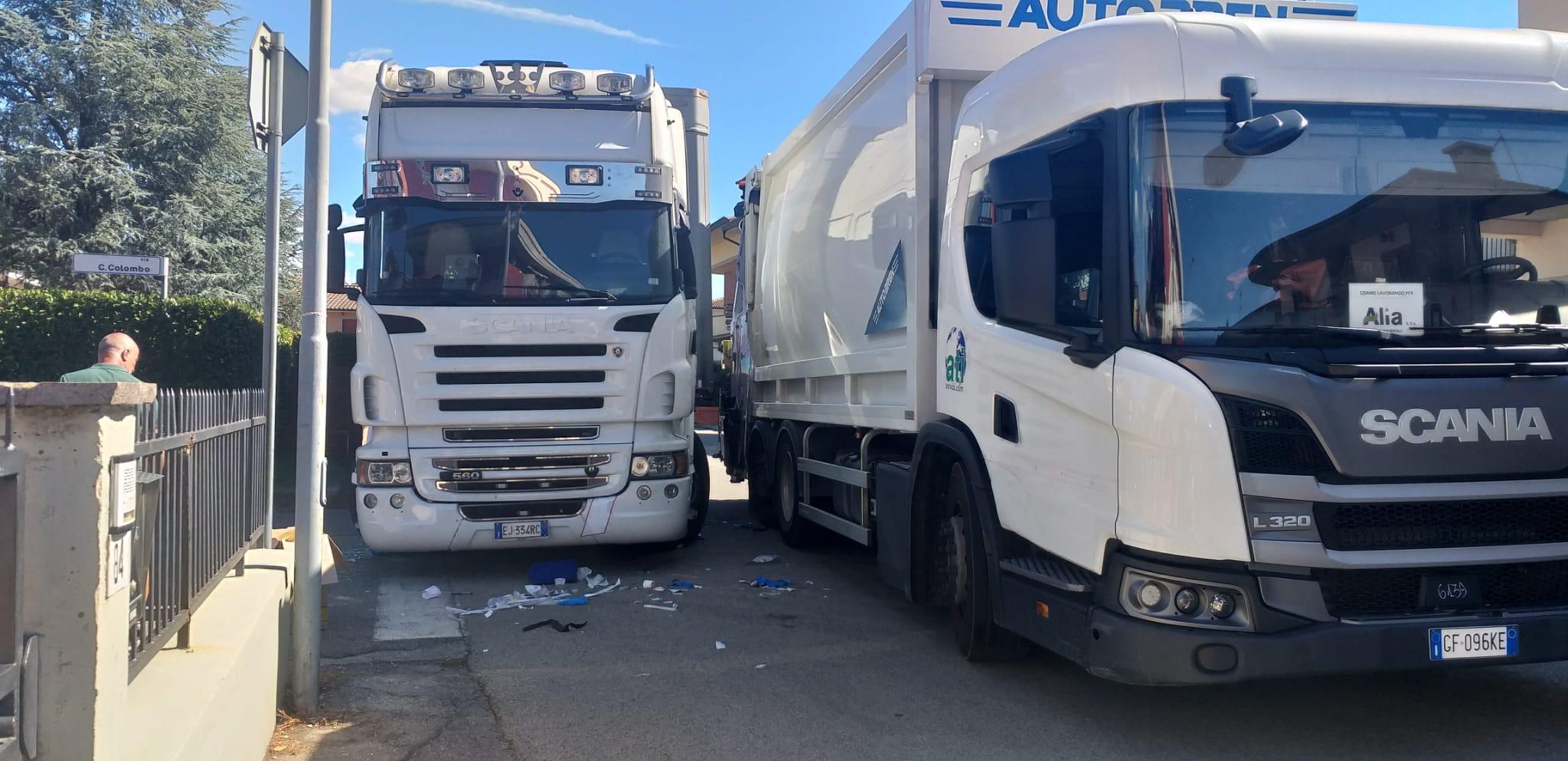 Schiacciato tra due camion, gravissimo un autotrasportatore di 51 anni