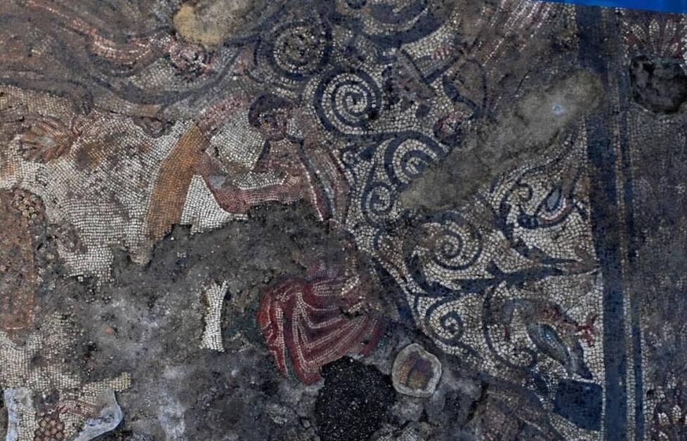 Uno scatto dal più grande mosaico tardoantico della Toscana e dell’Italia centrale con l’immagine di Aion Saeculum che muove il cerchio del tempo seduto su un globo azzurro (foto UniSiena)
