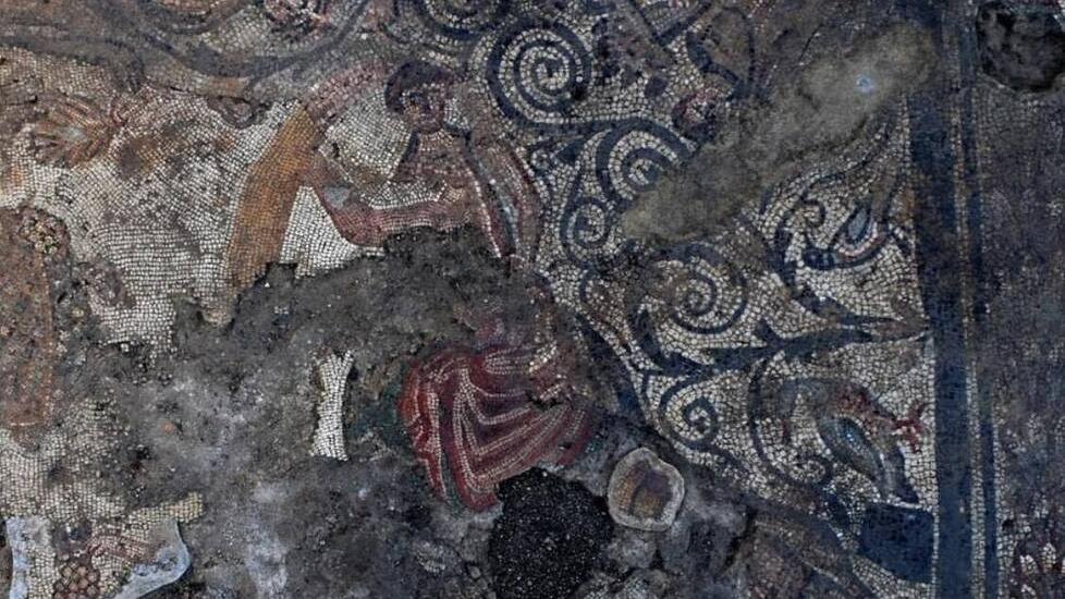 Uno scatto dal più grande mosaico tardoantico della Toscana e dell’Italia centrale con l’immagine di Aion Saeculum che muove il cerchio del tempo seduto su un globo azzurro (foto UniSiena)