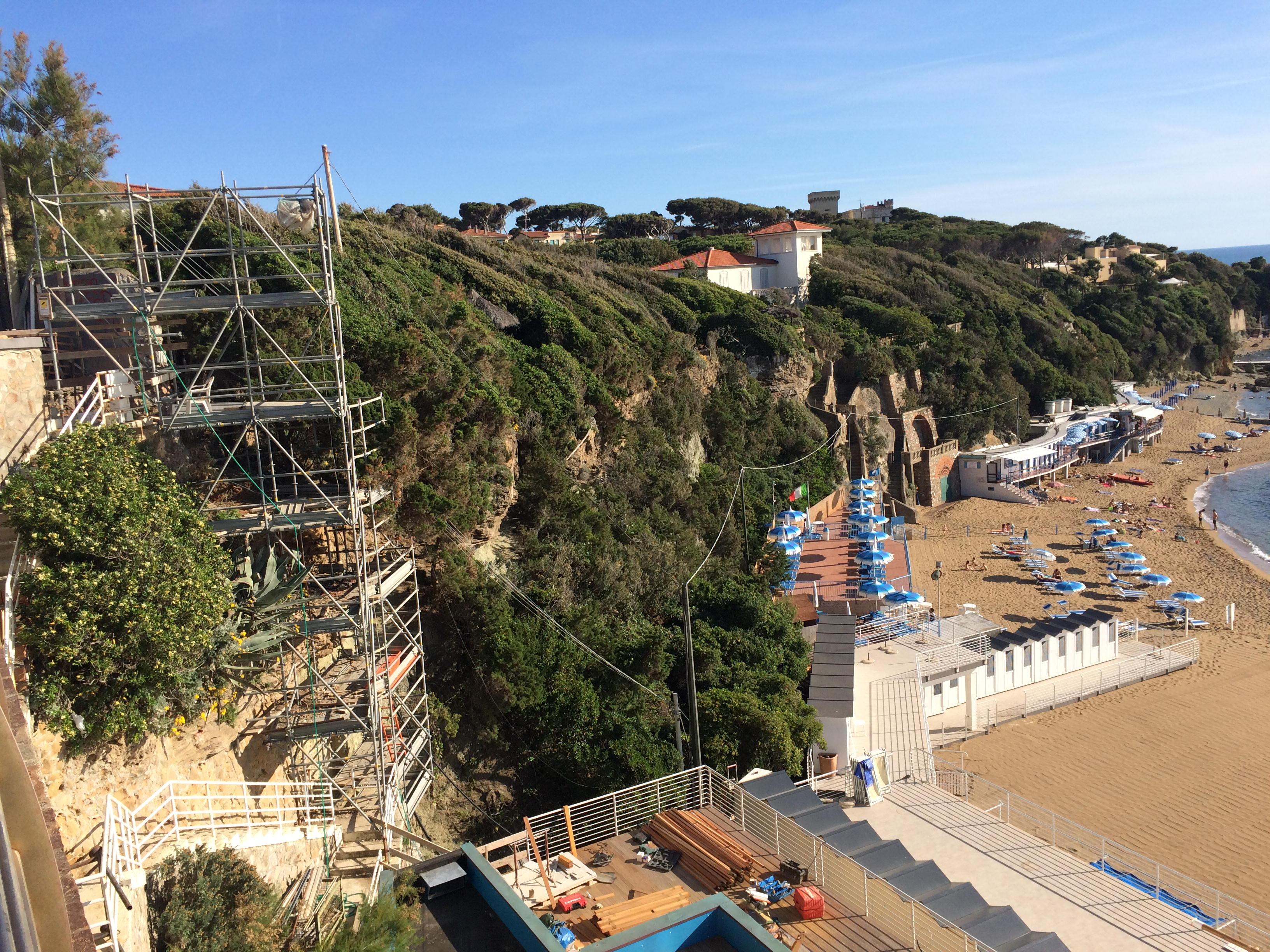 Il cantiere poi bloccato e sequestrato per costruire l’ascensore ai Bagni Italia nella baia del Quercetano