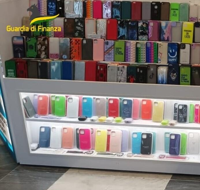Massa, maxi-sequestro di cover per telefonini