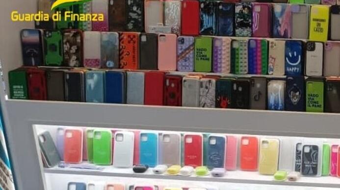 Massa, maxi-sequestro di cover per telefonini