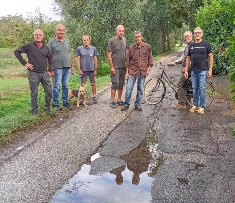 La perdita d’acqua va avanti da cinque anni, gli abitanti di Cortenuova: «Chiediamo lavoro risolutivo»