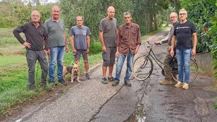 La perdita d’acqua va avanti da cinque anni, gli abitanti di Cortenuova: «Chiediamo lavoro risolutivo»