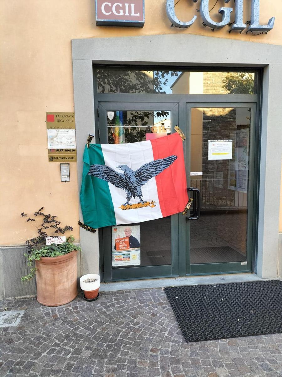 Bandiera con aquila e fascio appesa alla sede della Cgil nell’Aretino, la segretaria regionale: “Intimidazione fascista”