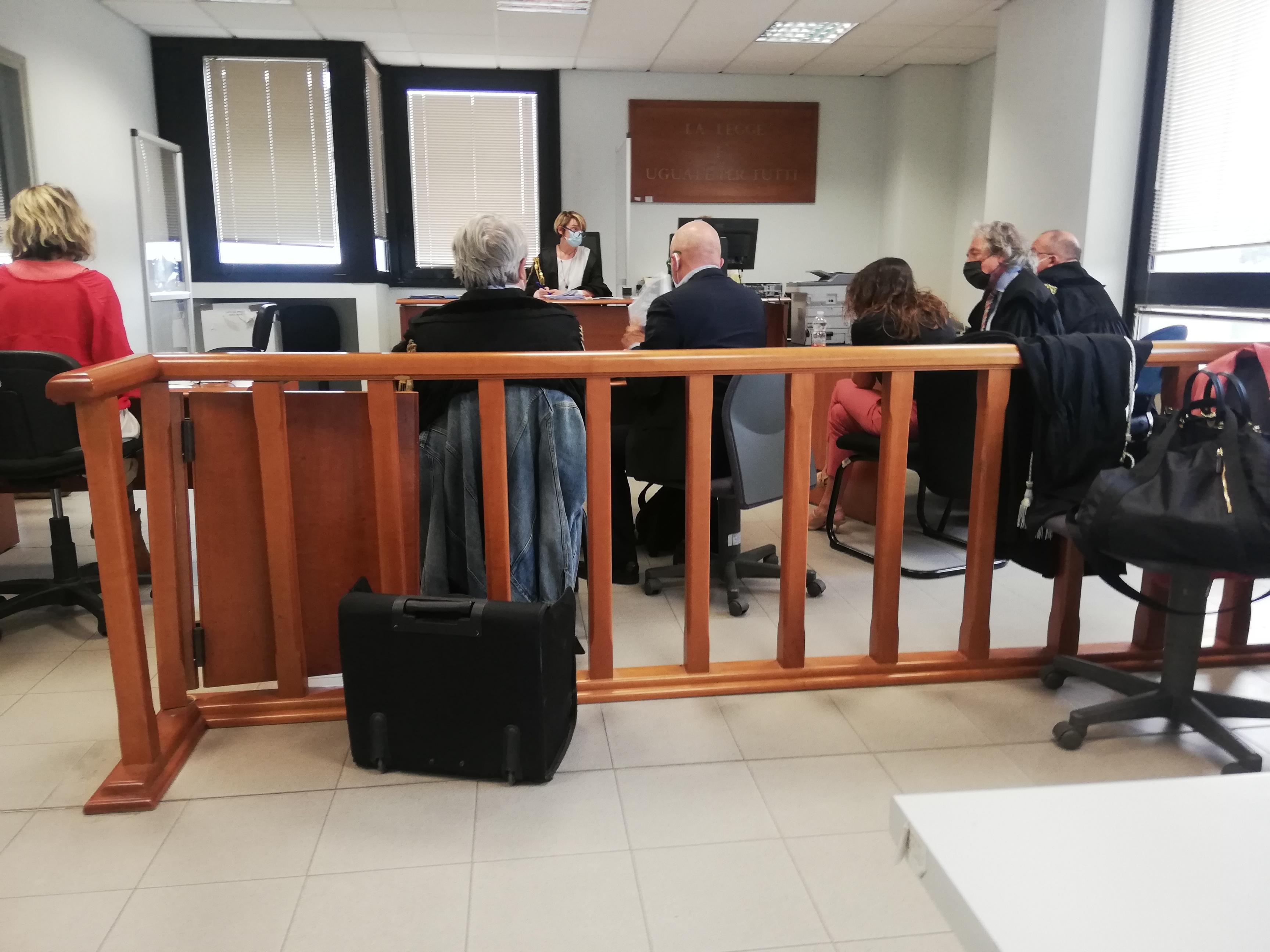 La stagista: «Dal tutor avances non gradite»<br>
<br>
