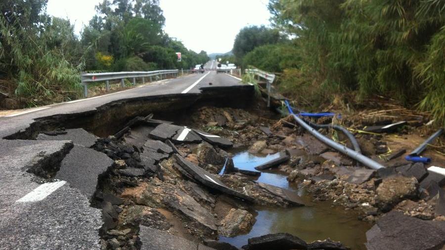 Il tratto di via Vittorio Veneto crollato dopo l'alluvione del 2013