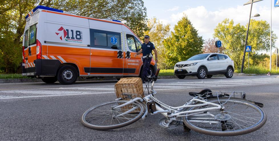 Ferrara, 17enne investita in via Caretti. L’appello dei residenti: «Mettete i velox»