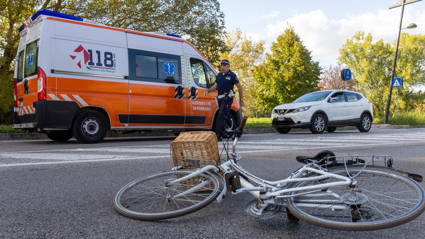 Ferrara, 17enne investita in via Caretti. L’appello dei residenti: «Mettete i velox»