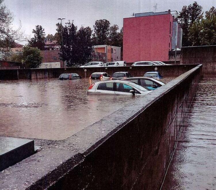 Ferrara, parcheggio allagato e auto da buttare per gli inquilini Acer