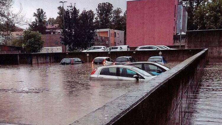 Ferrara, parcheggio allagato e auto da buttare per gli inquilini Acer