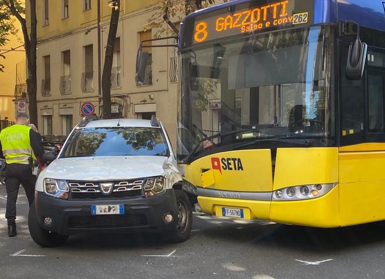 Modena, scontro bus-auto: in sei all’ospedale 