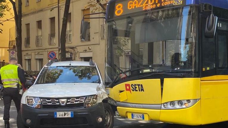 Modena, scontro bus-auto: in sei all’ospedale 
