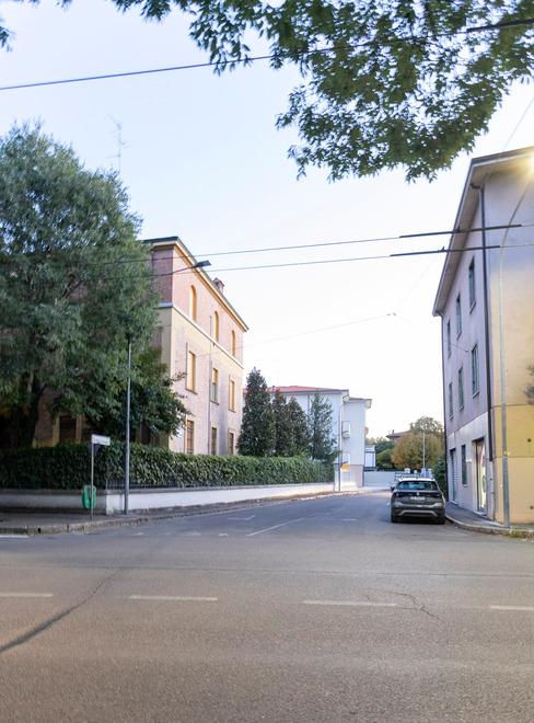 Modena, le ragazze con il rapinatore armato in auto: «È stato un incubo infinito»