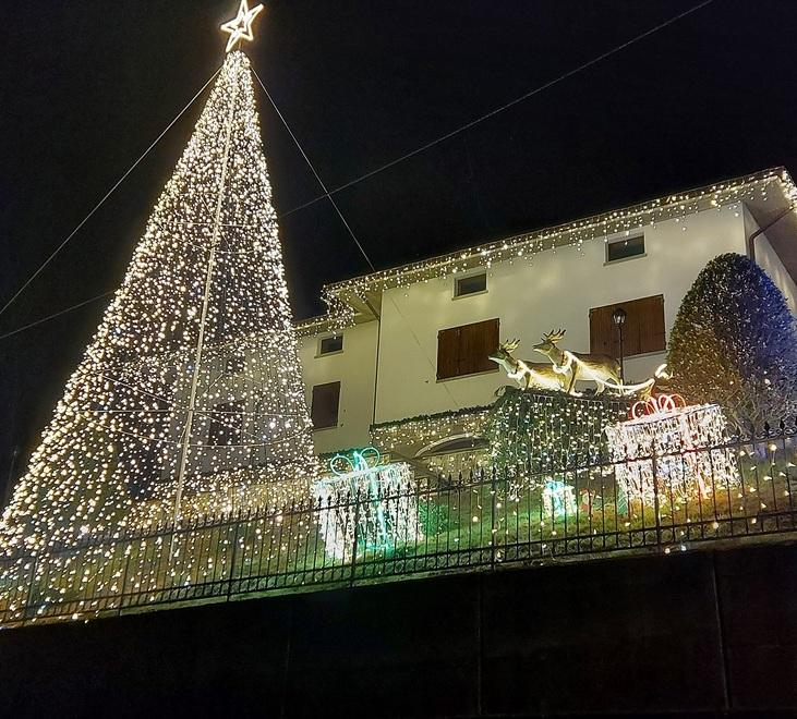Pavullo, il caro energia spegne la Casa di Babbo Natale: «No a 30mila luci»