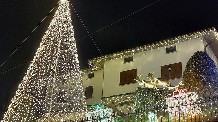 Pavullo, il caro energia spegne la Casa di Babbo Natale: «No a 30mila luci»