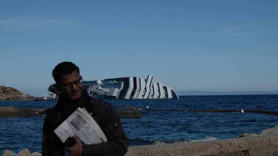 ISOLA DEL GIGLIO COSTA CONCORDIA Kevin Rebello sugli socgli dove prega ogni giorno