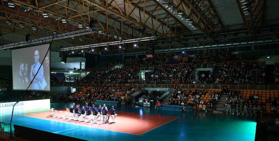 L’abbraccio dei tifosi per la “nuova Modena”