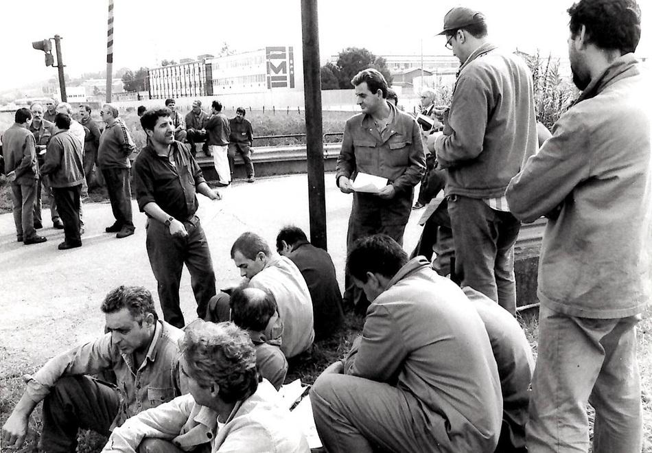 Un gruppo di lavoratori della Cmf presidiano la strada per protesta davanti alla fabbrica di Guasticce