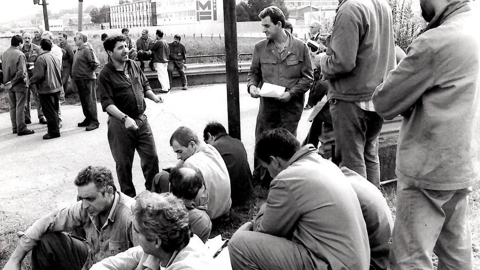 Un gruppo di lavoratori della Cmf presidiano la strada per protesta davanti alla fabbrica di Guasticce
