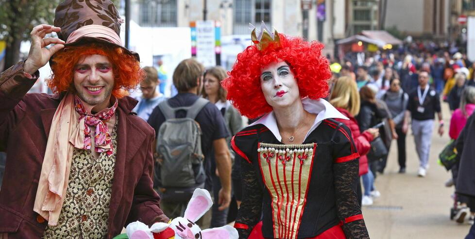 Due cosplayer sullo sfondo della folla in piazzale Verdi