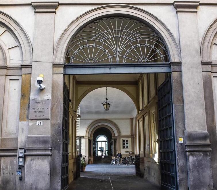 L’ingresso del Palazzo di Giustizia a Lucca