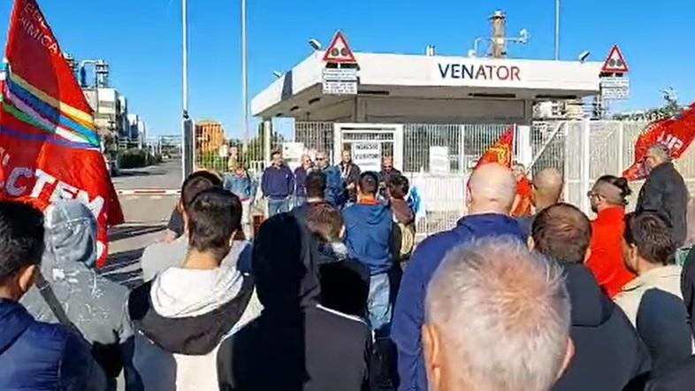 I lavoratori e sindacalisti davanti ai cancelli della Venator durante lo sciopero di ieri mattina