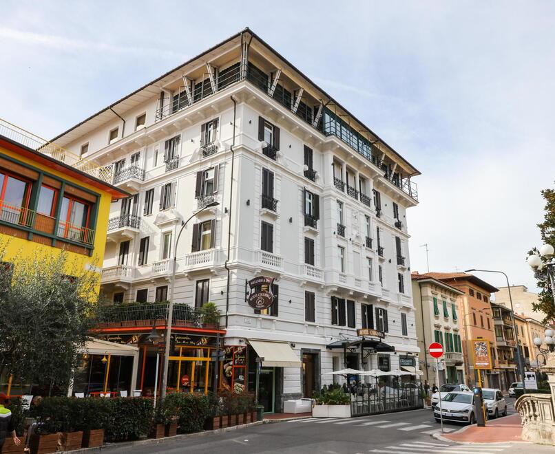 L’hotel Columbia si trova in corso Roma, all’angolo con via Quattro Novembre