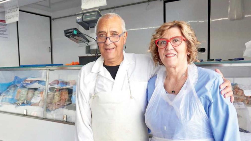 Roberto Brancato e Denise Sartini con il loro furgone a Prato