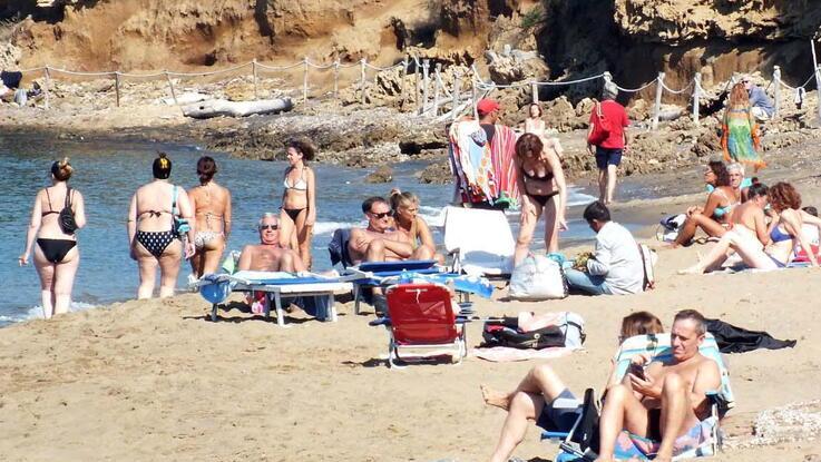 A Baratti gli irriducibili del mare tendono ad andare soprattutto il sabato e la domenica (foto Paolo Barlettani)