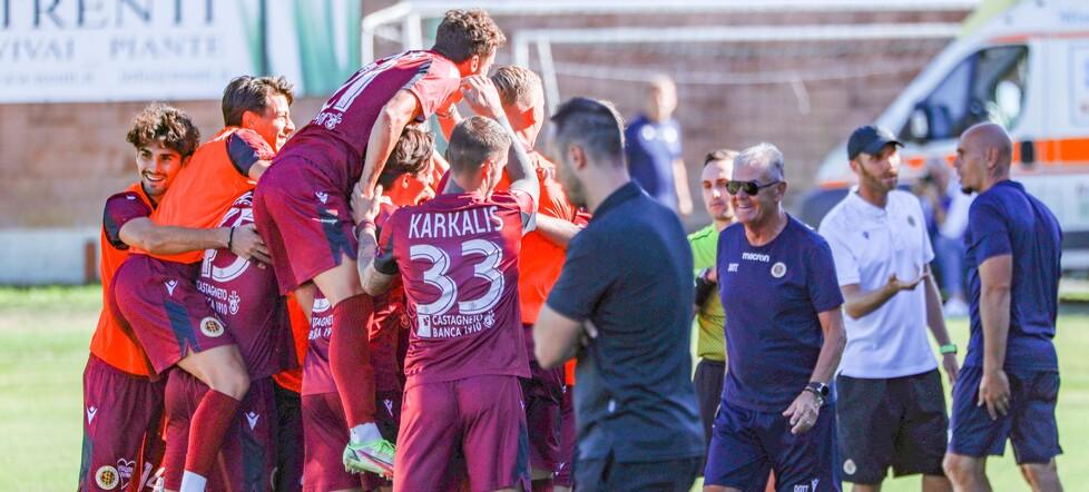 Il gruppo amaranto festeggia il secondo gol a Terranuova