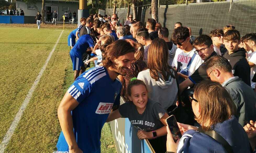 Un momento della bella festa a San Piero con tifosi, grandi e piccoli, che hanno assistito all’allenamento del Pisa
