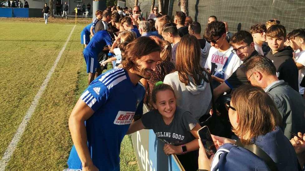 Un momento della bella festa a San Piero con tifosi, grandi e piccoli, che hanno assistito all’allenamento del Pisa