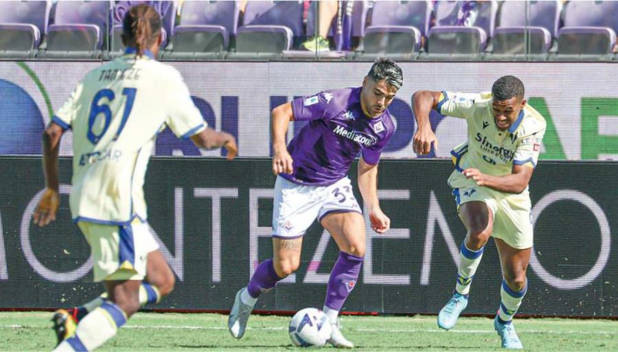 
	Nella foto di Massimo Sestini Riccardo Sottil in azione al Franchi nell&rsquo;ultima partita di campionato contro l&rsquo;Hellas Veron

