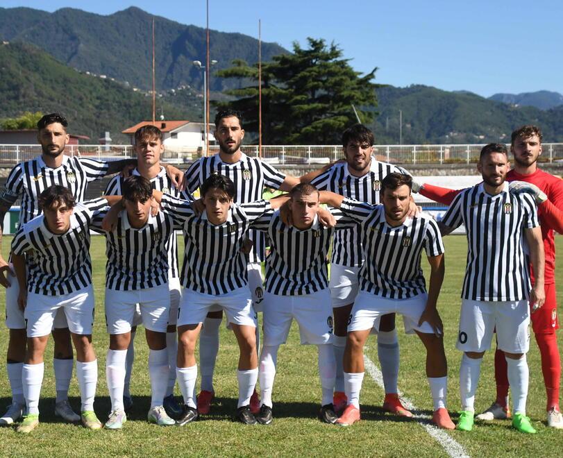 In foto la formazione della Massese scesa in campo domenica scorsa
