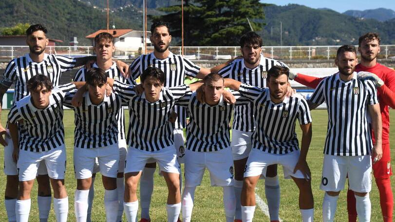 In foto la formazione della Massese scesa in campo domenica scorsa