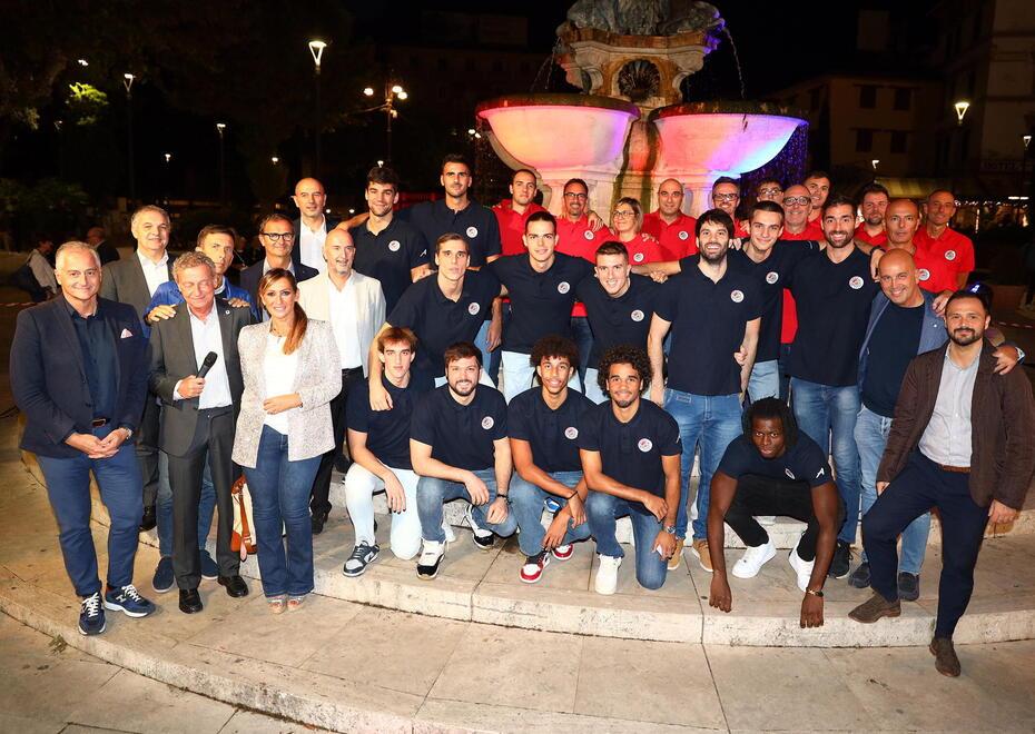 Giocatori, staff, dirigenza nella foto di gruppo alla fontana con il sindaco e i presentatori